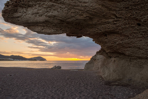 A praia das esculturas ao amanhecer em Almeria, Espanha
 - Foto, Imagem