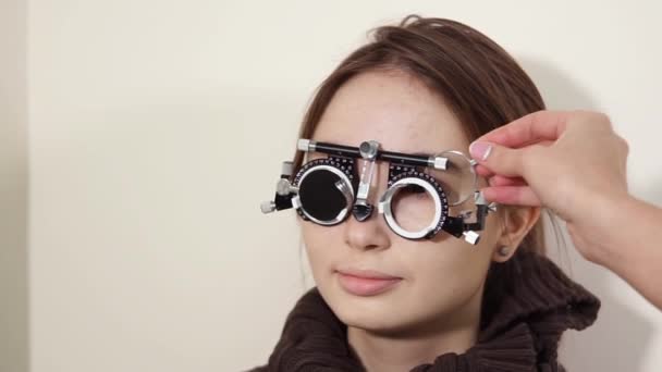 πορτρέτο ενός εφήβου που καθορίζει την οπτική οξύτητα, χρησιμοποιώντας visionimetry - Πλάνα, βίντεο