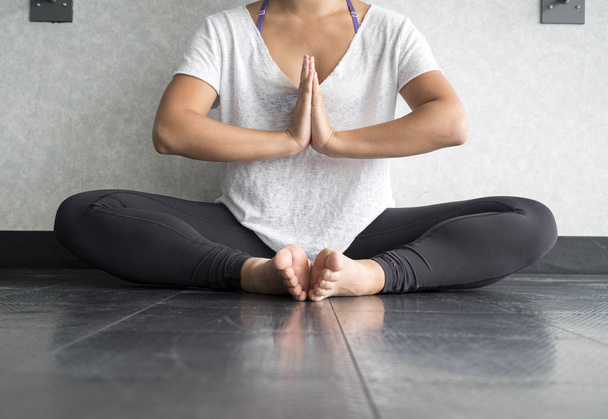 junge Frauen praktizieren Yoga in Schmetterlingsposition - namaste - Foto, Bild