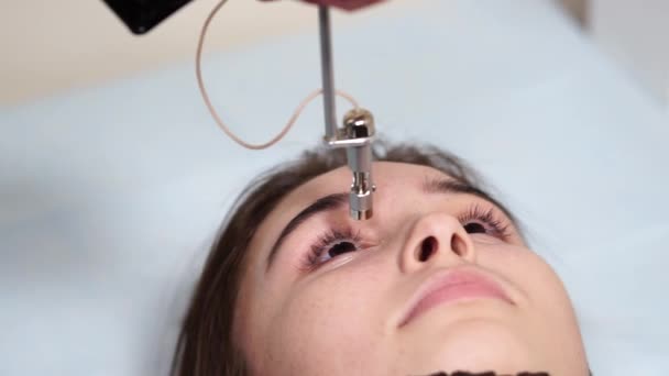 Frau testet ihre Augen - Filmmaterial, Video