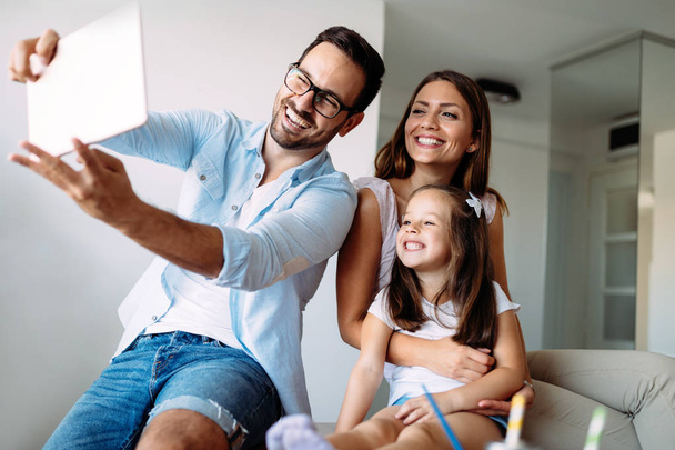 glückliche Familie, die Spaß zusammen zu Hause hat - Foto, Bild