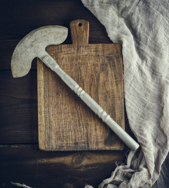 machado de ferro velho para cortar carne ou legumes em madeira marrom doske6 vista superior
 - Foto, Imagem