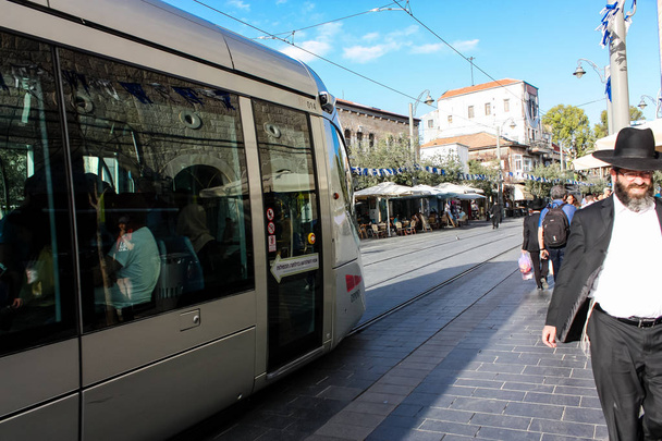 Ιερουσαλήμ Ισραήλ 24 Μαΐου 2018 προβολή της διαδρομής του τραμ σε Jaffa street, Ιερουσαλήμ απόγευμα - Φωτογραφία, εικόνα