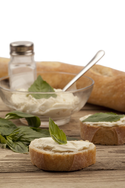 パンのスライスとバターのボウル - 写真・画像