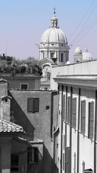 Dachy kamienic w Rzym - Włochy - Zdjęcie, obraz