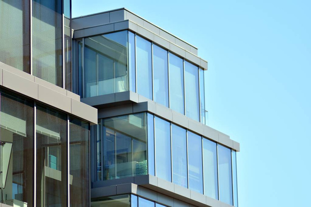 鋼とガラスで作られた近代的なオフィスビルの壁 - 写真・画像