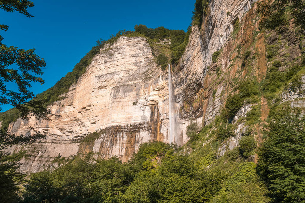 Cascada de Kinchkha cerca del cañón de Okatse, Imereti, Georgia
. - Foto, imagen