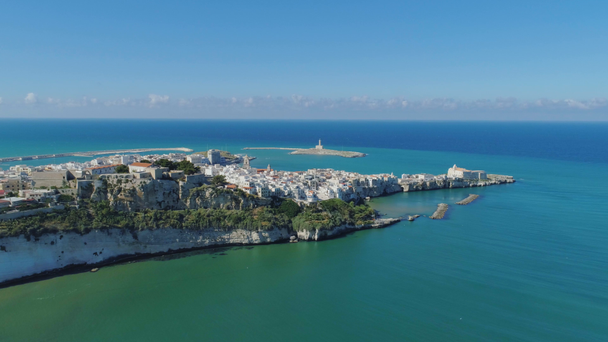 İtalya Drone uçuş kalede ana Polignano bir Mare Apulia şehir deniz kıyı şeridi beyaz evler - Video, Çekim