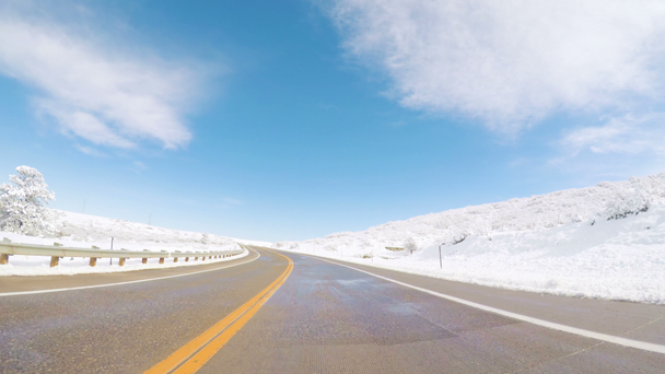 Rijden op voorsteden weg na voorjaar sneeuwstorm. - Video