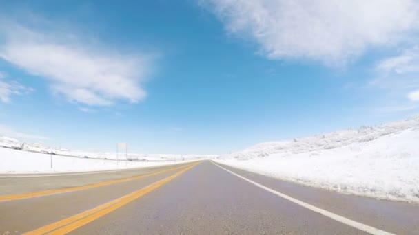 Conducir en carretera suburbana después de la tormenta de nieve de primavera
. - Imágenes, Vídeo