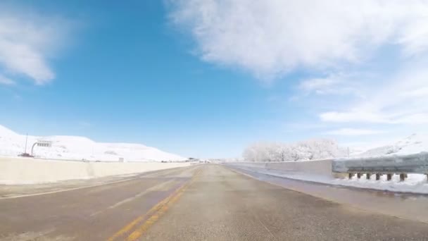 Conducir en carretera suburbana después de la tormenta de nieve de primavera
. - Metraje, vídeo