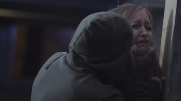 Close-up gritando vítima de agressão sexual
 - Filmagem, Vídeo
