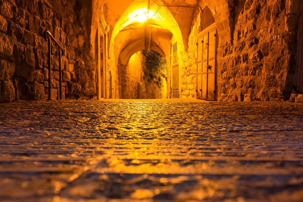 Иерусалим Израиль Май 31, 2018 Вид на улицу старого города Иерусалима с земли ночью
 - Фото, изображение