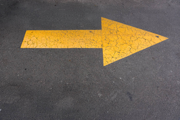 Freccia gialla indica la strada
 - Foto, immagini