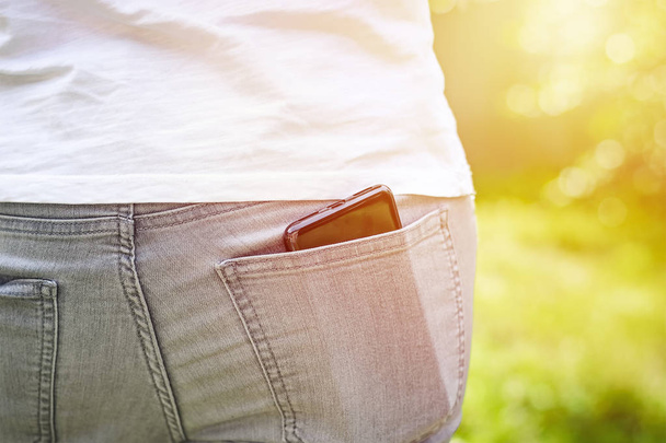 мобильный телефон в кармане джинсов
 - Фото, изображение