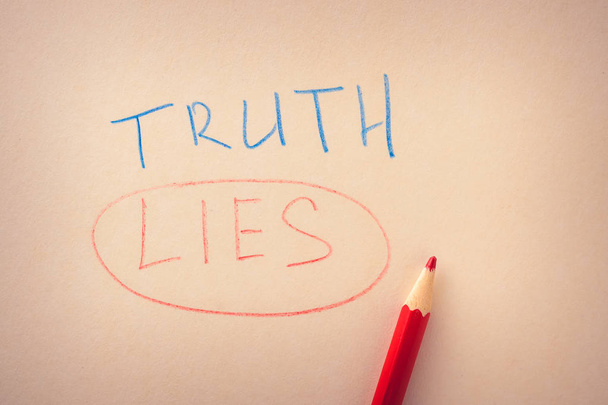 Слово правды и подчеркнутая ложь, написанная цветными карандашами на бумаге
 - Фото, изображение