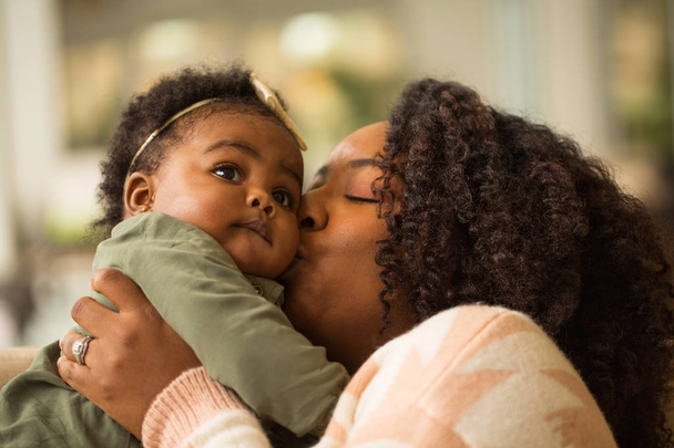 Boldog afro-amerikai anyák és ő daugher. - Fotó, kép