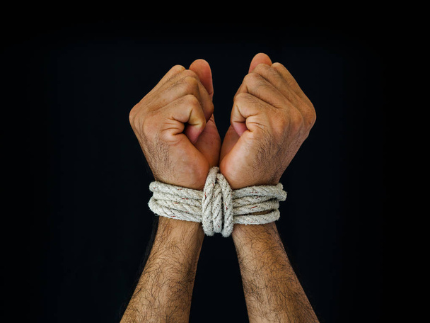 Les mains de l'homme étaient attachées avec une corde. Violence, Terrification, Journée des droits de l'homme concept
. - Photo, image