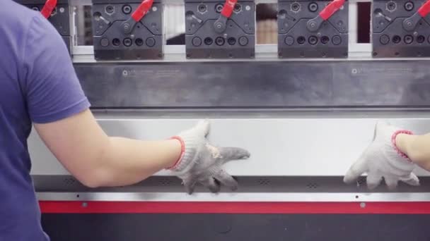 Uma prensa automática especial para dobrar folhas de lata
 - Filmagem, Vídeo