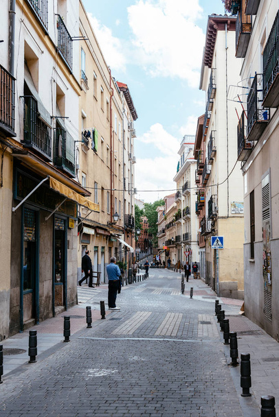 Straßenansicht des Lavapies-Viertels in Madrid - Foto, Bild