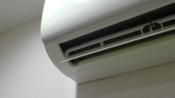 Air Conditioner op de muur werkt welke wind blade verplaatsen en swingende om koele wind om lege ruimte warm maar het kan veroorzaken van het broeikaseffect in de toekomst. - Video