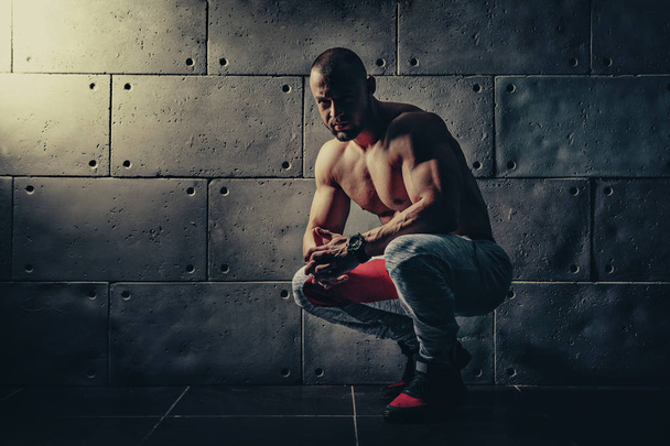 Silny kulturysta pompowania mięśni treningu kulturystyki koncepcja tło - przystojnych mężczyzn mięśni kulturysta, ćwiczeń w siłowni nagi tors lekkoatletycznego mężczyzna - Zdjęcie, obraz
