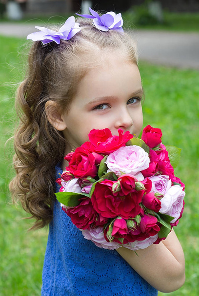 Девочка с букетом роз. Сосредоточься на девушке
 - Фото, изображение