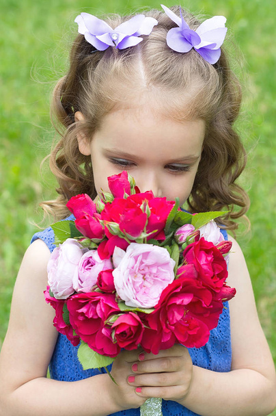 Девочка с букетом роз. Сосредоточься на девушке
 - Фото, изображение