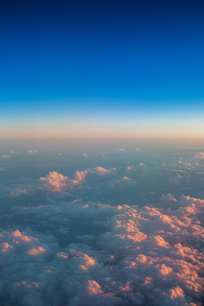 Lentää pilvien yläpuolella. näkymä lentokoneesta - Valokuva, kuva