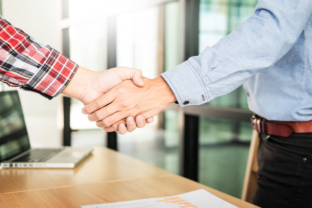 Zwei selbstbewusste Geschäftsleute beim Händeschütteln während eines Meetings im Büro, Erfolg, Umgang, Grußwort und Partnerkonzept - Foto, Bild