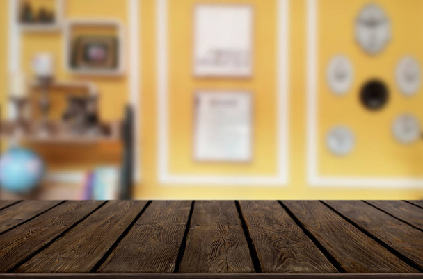 選択したフォーカス空茶色の木製のテーブルとコーヒー ショップは、ピンぼけ画像で背景をぼかし。フォト モンタージュや製品の表示. - 写真・画像