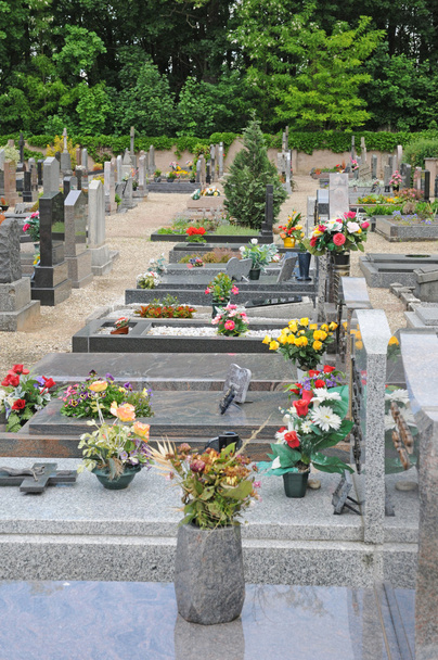 O cemitério de Oberhausbergen na Alsácia
 - Foto, Imagem