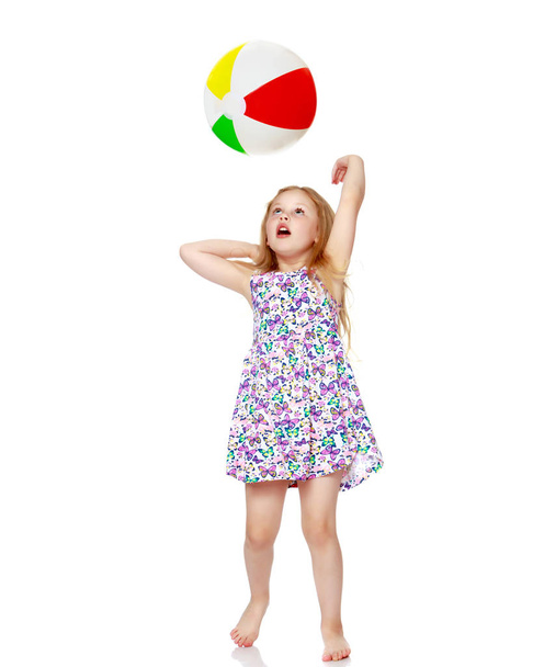 Little girl is playing with a ball - Foto, Bild
