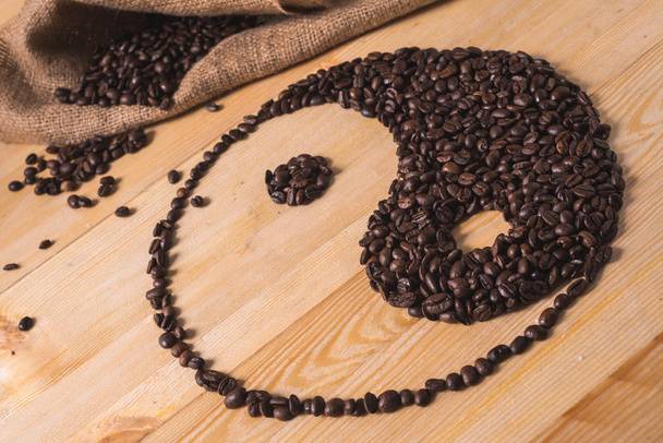 ying yang composição do café na mesa de madeira com luz quente
 - Foto, Imagem