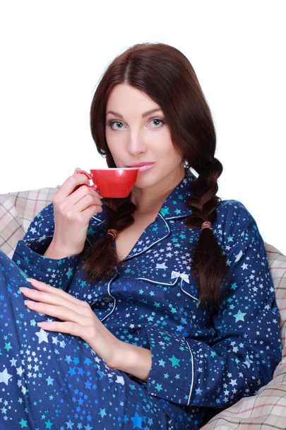 コーヒーを飲んでベッドに女性 - 写真・画像