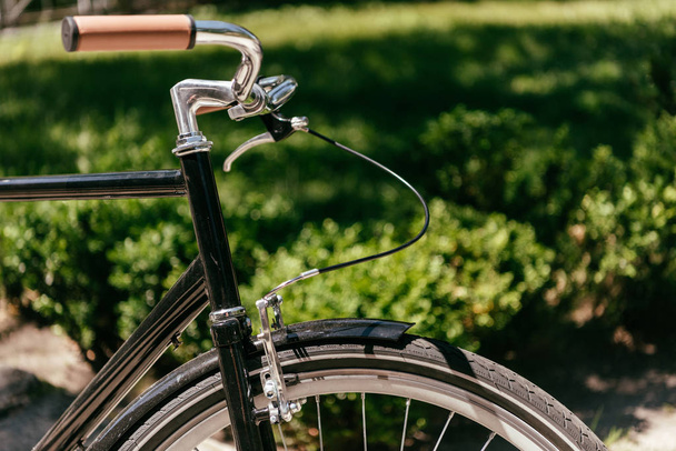 vista close-up de bicicleta na rua no dia ensolarado de verão
  - Foto, Imagem