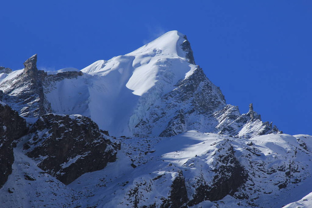Góry pokryte śniegiem nowe. Scena wiosna w dolinie Langtang, Nepal. - Zdjęcie, obraz
