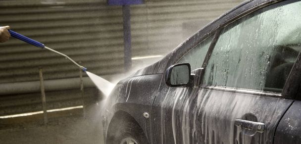 Carro em lavagem de carros industriais, higiene e limpeza de veículos
 - Foto, Imagem