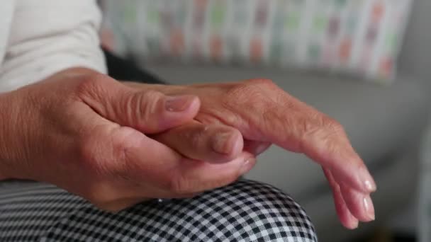 Senior kobieta ma ból w ręce - Materiał filmowy, wideo