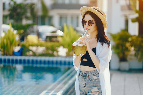 girl drinking fresh juice from a coconut - Фото, зображення