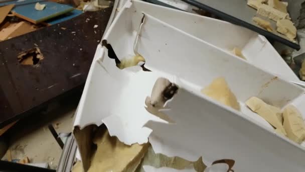 Παλιό ψυγείο σκοτώθηκε από μια βαριά στα ερείπια - Πλάνα, βίντεο