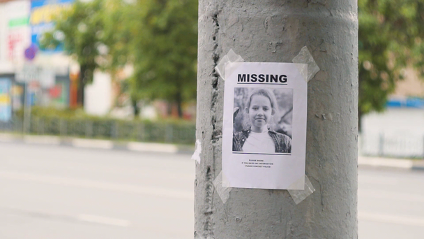 folheto sobre a criança desaparecida pendurada em um poste, slow mo
 - Filmagem, Vídeo