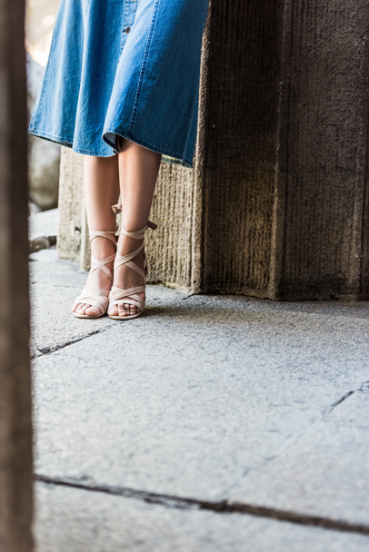 デニム スカートと通りのスタイリッシュな靴の女性のクロップ撮影  - 写真・画像