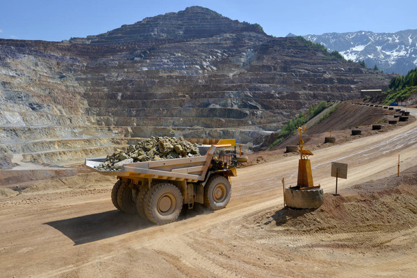 Widok z lotu ptaka górnictwa odkrywkowego kamieniołomu z ciężkie ciężarówki - Zdjęcie, obraz