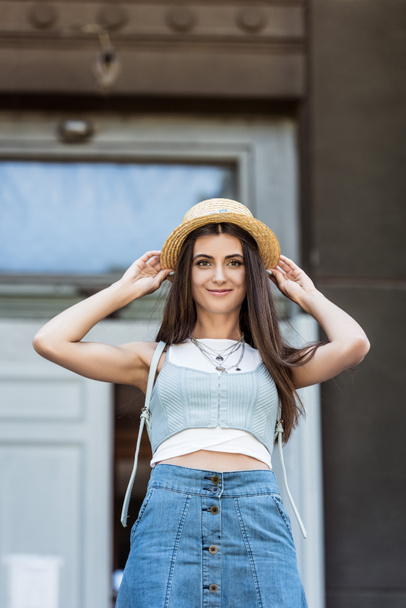 retrato de bela mulher sorridente em chapéu de palha na rua
 - Foto, Imagem