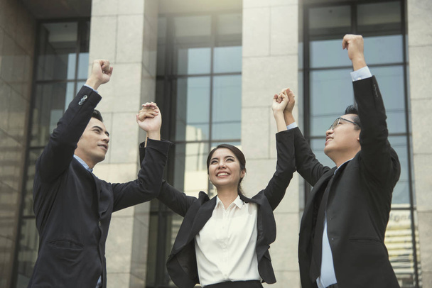 groep ondernemers handen omhoog. concept teamwork viering succes voor werk. - Foto, afbeelding