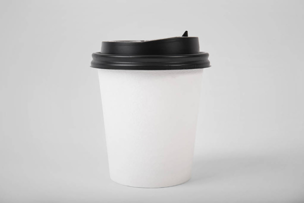 白いコーヒーの紙コップ。創造的なデザインのブランドのために模擬します。. - 写真・画像