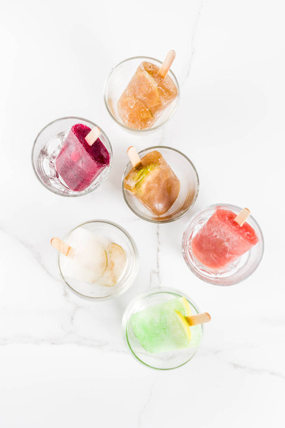 Идеи для летних вечеринок, замороженные коктейли из спиртного эскимо - Prosecco, Vodka lime mojito, Champagne, Bellini, Margarita, Negroni etc.
 - Фото, изображение