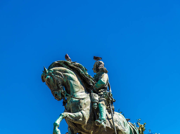 Вид на статую Барриоса на площади Барриос в Сан-Сальвадоре, Сальвадор
. - Фото, изображение
