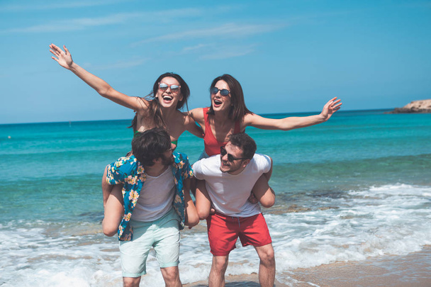 Joyful friends enjoying summer holiday together at the sea  - Foto, immagini